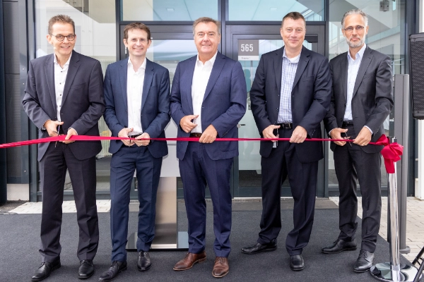 Heraeus Medical Components Hanau new site ribbon cutting